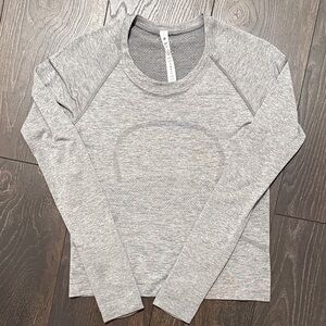 Lululemon Swiftly Tech Long-Sleeve Shirt 2.0 Race Length in Slate/White